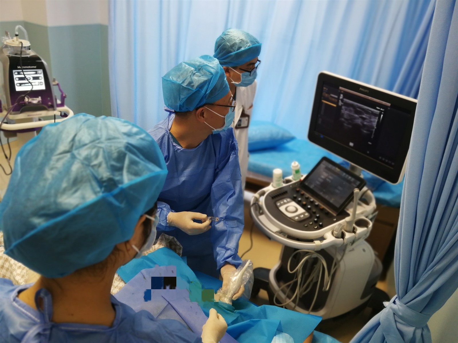 乳腺病科医护团队正用最先进的设备进行手术_副本.jpg