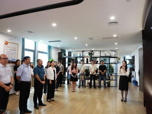 国壮四个党支部走进广西大锰开展“传承中医药文化 共创健康新风尚”主题党日活动