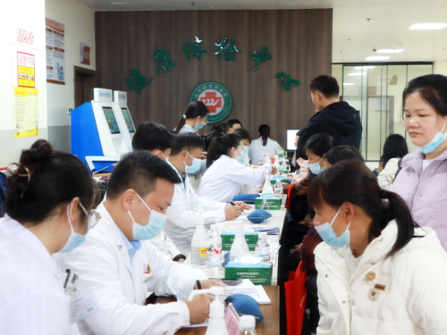 广西名中医秦祖杰团队到龙州县送医送技送健康