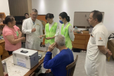 五象秋月社区家庭医生上门 免费为辖区老人提供医疗服务