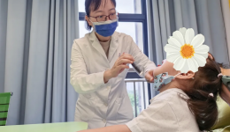 您问医答丨“孩子咳嗽老也不好，问了AI说是支气管炎，要换猛一点的消炎药吗？”