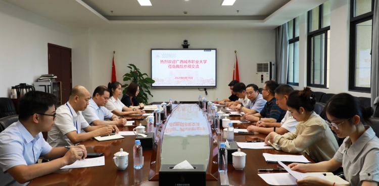 广西城市职业大学副校长、健康学院院长李中华一行到国壮参观交流